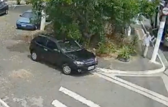 Imagens fortes: Idoso desce em parada de ônibus, tropeça em calçada e morre atropelado