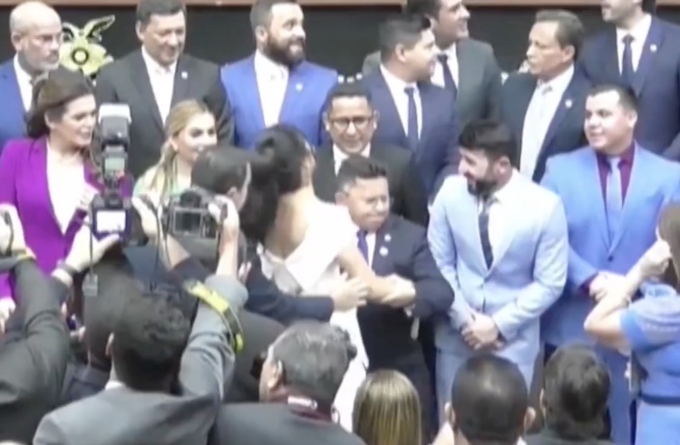 Mayara Pinheiro se pronuncia após ser puxada pelo braço por Sinésio Campos na Aleam