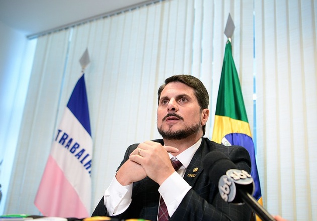 Marcos do Val desiste de renúncia e muda versão sobre participação de Bolsonaro em plano golpista