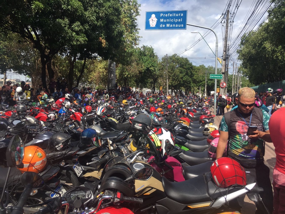 Motociclistas por app fecham avenida de Manaus após serviço ser considerado irregular