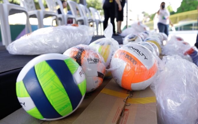 Prefeitura entrega equipamentos do 'Manaus Esportiva' para 2023 e reativa minivila do Santo Antônio