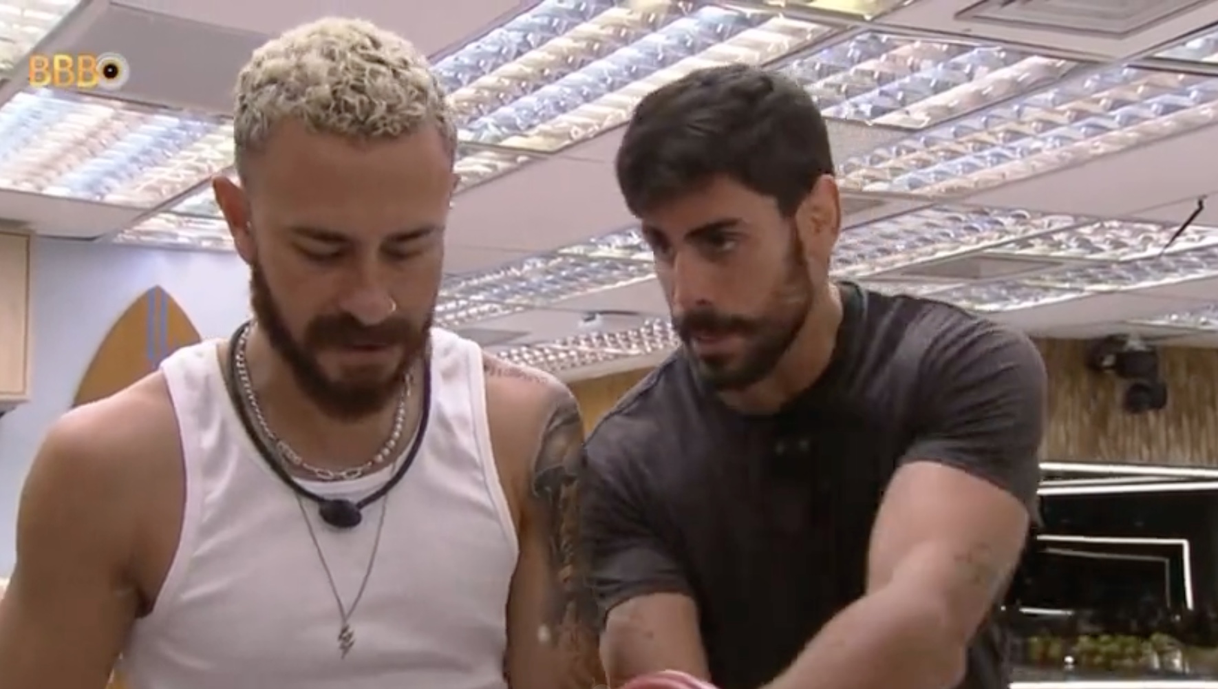 Cara de Sapato e Fred Desimpedidos se estranham e discutem na cozinha: 'tu vacilou'; vídeos