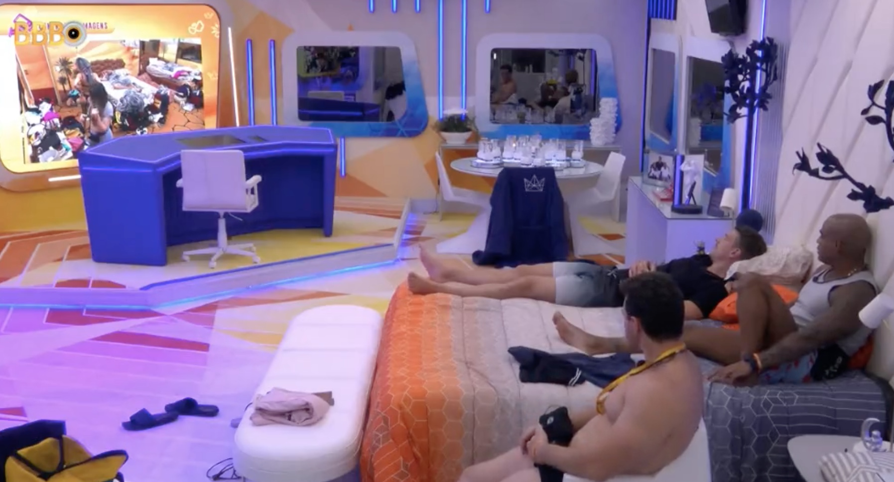 VIPs assistem sisters trocando de roupa e comparam corpos das participantes; vídeo