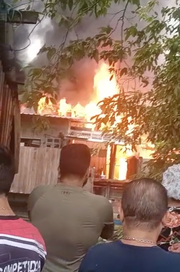 Casas ficam destruídas durante incêndio na Manaus 2000; vídeos