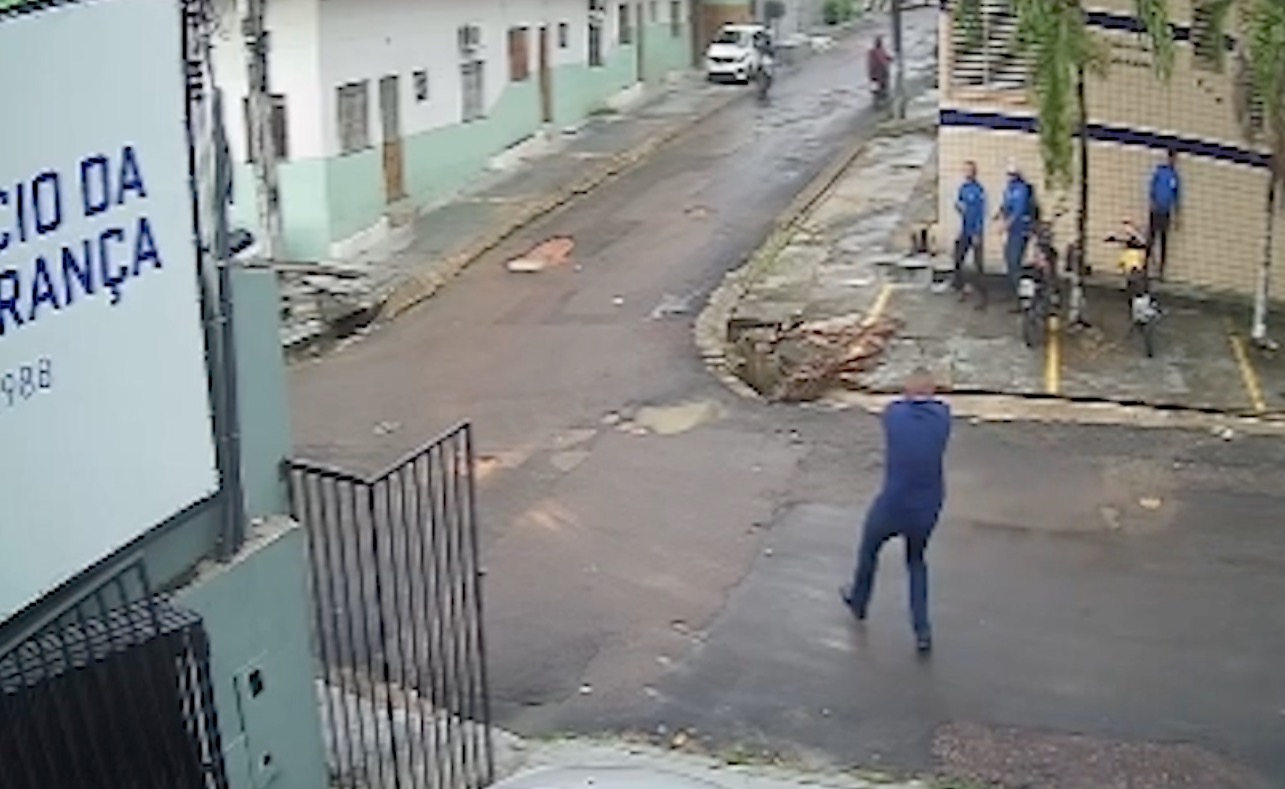 Vídeo mostra momento em que agente de segurança é morto ao reagir a assalto em Manaus