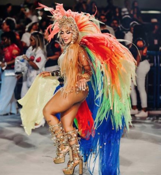 Rafaella Santos, irmã de Neymar, troca de posição em desfile da Salgueiro após críticas
