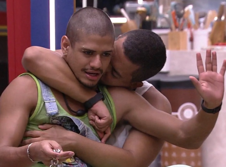 BBB23: Bruno Gaga volta a agarrar Gabriel e recebe atenção da produção
