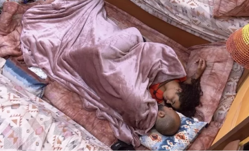 Paula e Ricardo trocam carícias e se provocam na cama: 'se eu dou o que você quer você se apaixona'