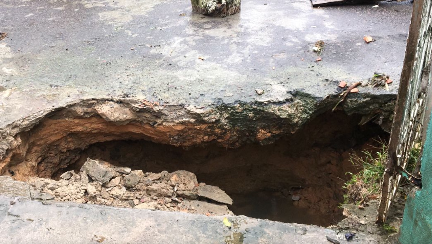 Vídeo: Cratera abre em rua e engole entrada de garagem durante chuva em Manaus