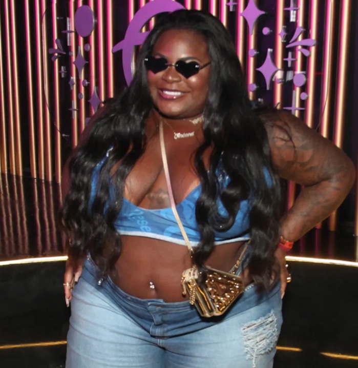 Jojo Todynho causa com bumbum de fora em calça jeans no carnaval 