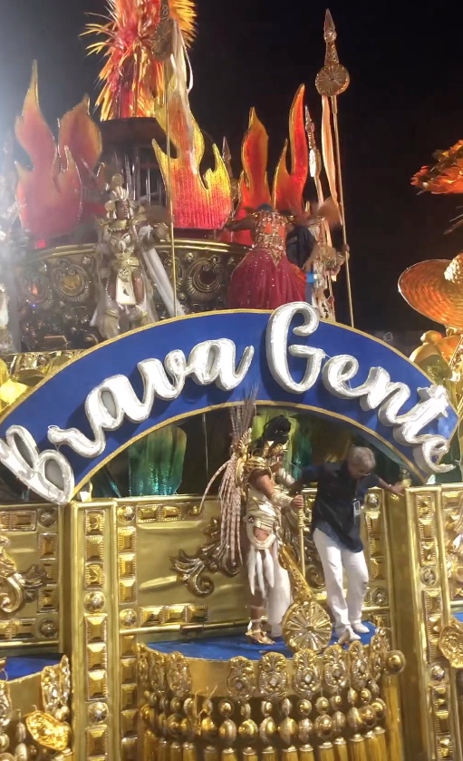 Vídeo: Diretor da Beija-Flor despenca de carro alegórico em movimento no Rio