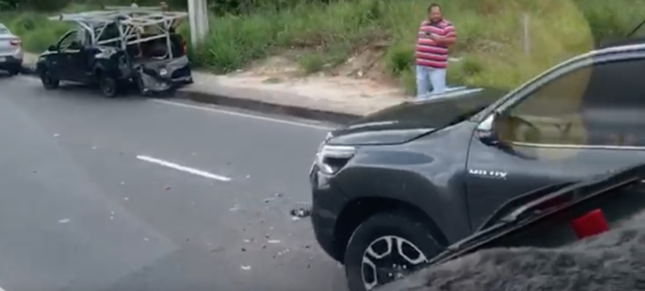 Hilux destrói Montana em acidente na Avenida das Torres; vídeo