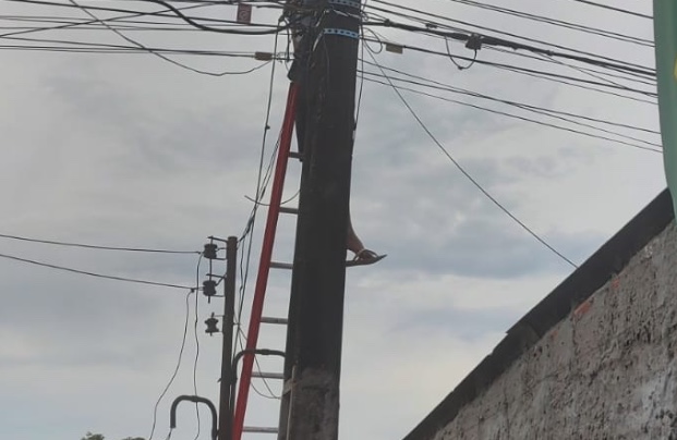 Homem é eletrocutado e fica pendurado em poste de Manaus