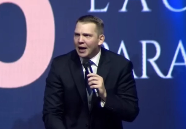 Pastor diz que LGBTQIA+ e quem usa calça apertada tem lugar reservado no inferno; vídeo