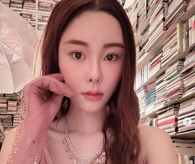 Partes do corpo da modelo Abby Choi são encontradas em panelas e moedores de carne