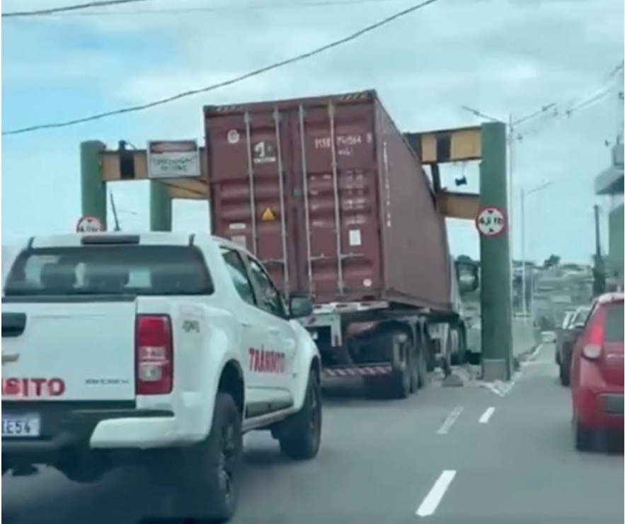 Carreta fica engatada em limitador de altura de viaduto em Manaus; vídeo