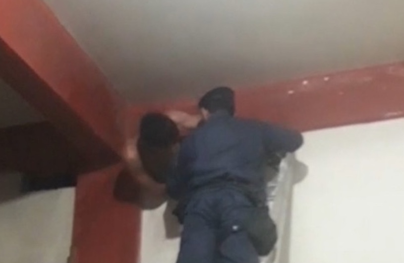 Gritando de dor, homem pede ajuda após ficar preso em buraco durante furto no Amazonas