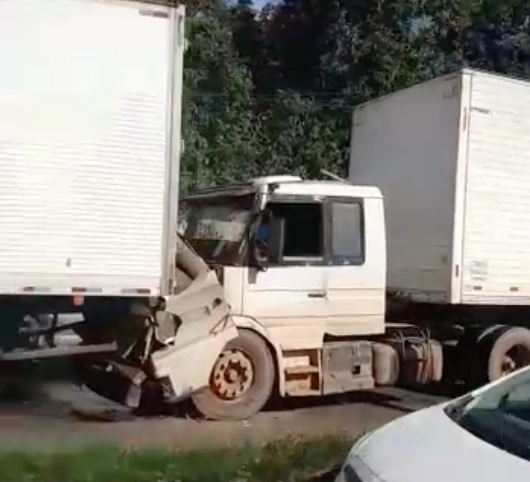 Acidente entre carretas deixa Av. Rodrigo Otávio bloqueada em Manaus; vídeo