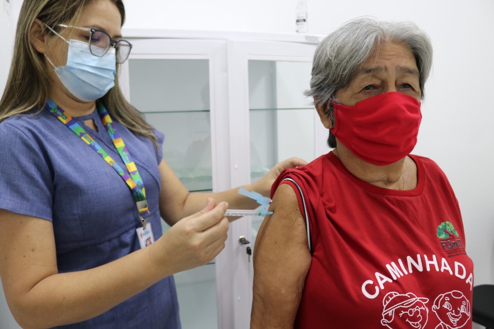 Vacina bivalente será aplicada em idosos a partir de 60 anos na segunda em Manaus; saiba onde