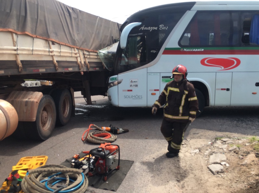 Acidente entre ônibus de viagem e caminhão deixa 6 pessoas feridas na barreira de Manaus