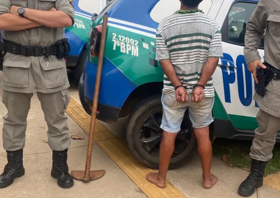 Homem mata invasor a enxadada, chama a polícia e é preso 