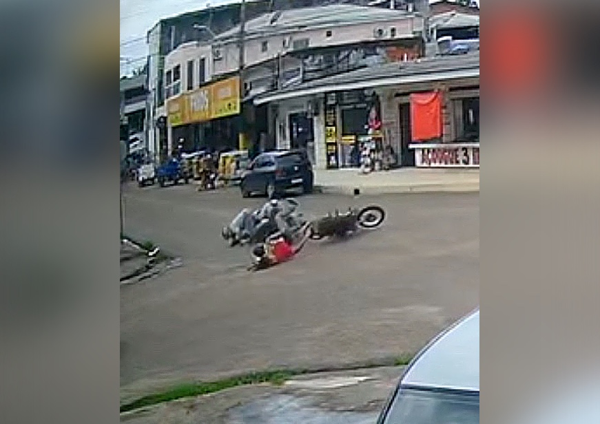 Motociclistas se chocam em cruzamento; vídeo mostra acidente em Manacapuru