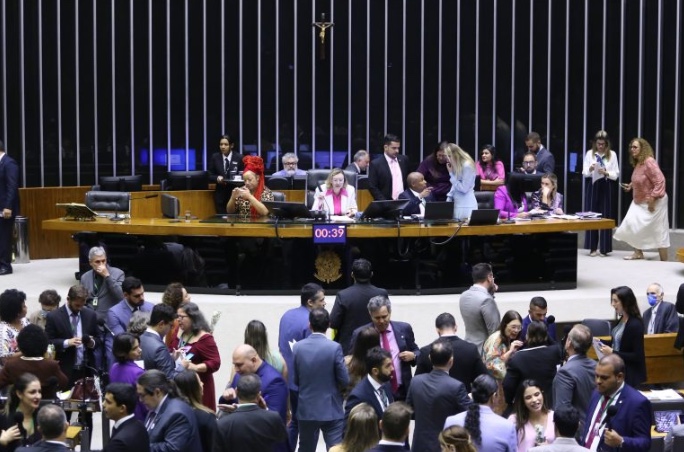 Câmara aprova proposta que institui pensão de R$ 1,3 mil a filhos das vítimas de feminicídio