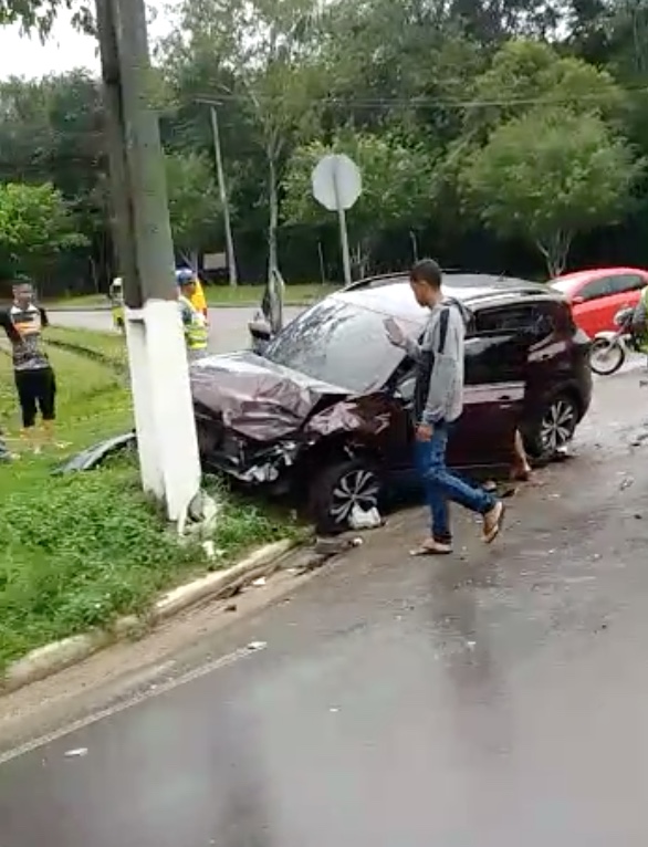 Carros ficam destruídos em acidente na avenida de Manaus; vídeo