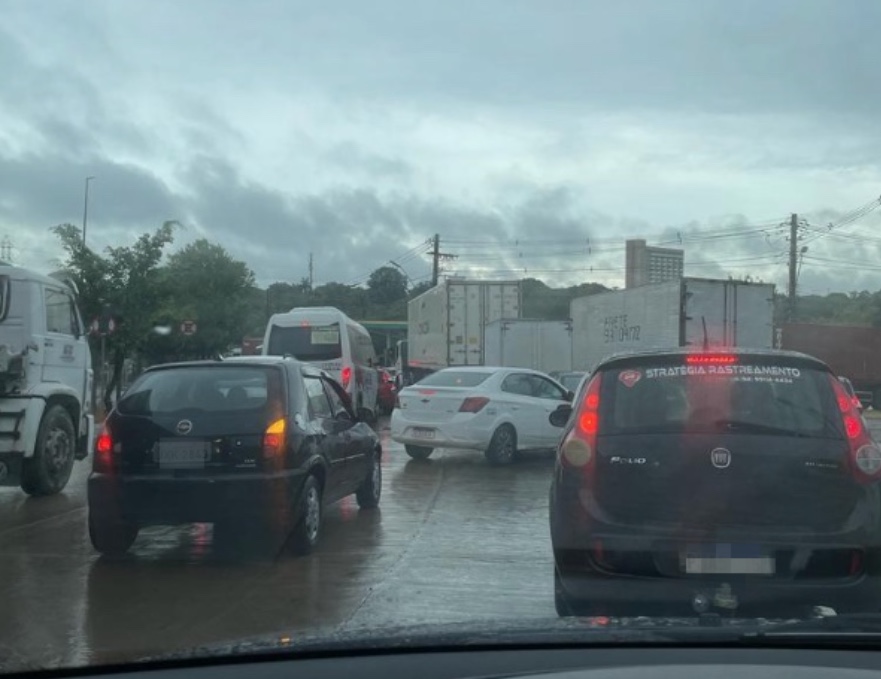 Trânsito fica parado no Distrito devido operação para tirar carreta de drogaria em Manaus