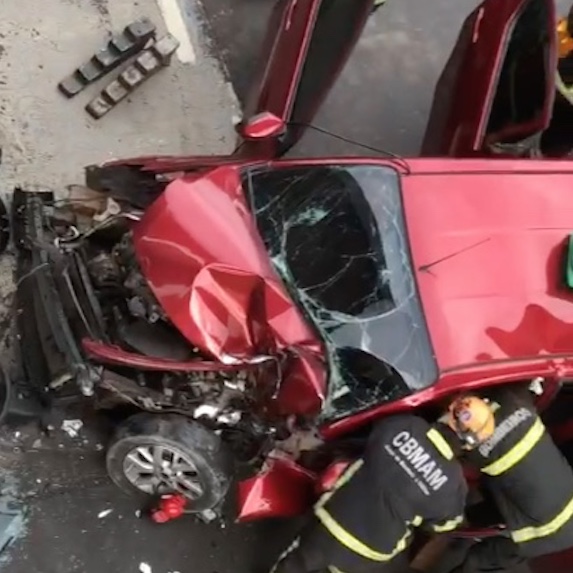 Carro fica despedaçado ao colidir em pilastra de terminal em Manaus; vídeo
