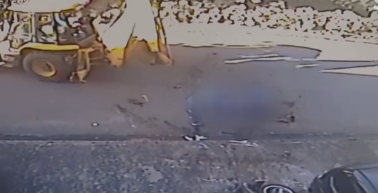 Motorista furioso mata colega de trabalho esmagado com retroescavadeira; vídeo chocante