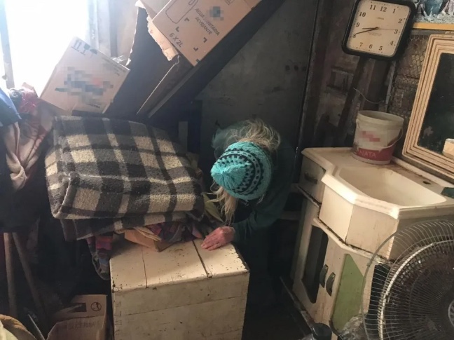 Idosa é resgatada após ser mantida em baú de caminhão durante 10 meses; filho foi preso