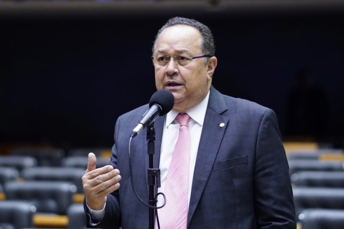 Projeto de Silas Câmara aumenta pena para veterinário que pratica maus-tratos