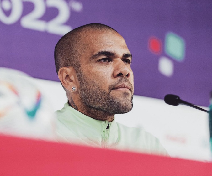 TV mostra troca de mensagens entre amigo de Daniel Alves e prima da vítima após estupro