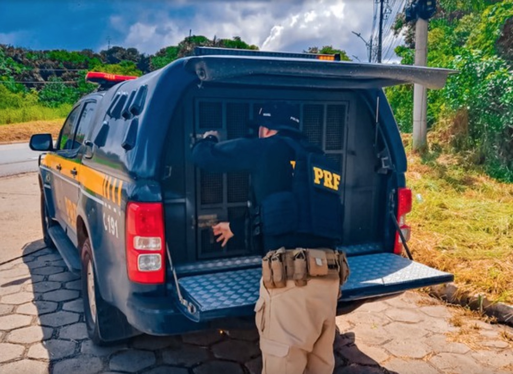 Mulher tem surto psicótico em igreja, esfaqueia fiéis e acaba presa na BR-174