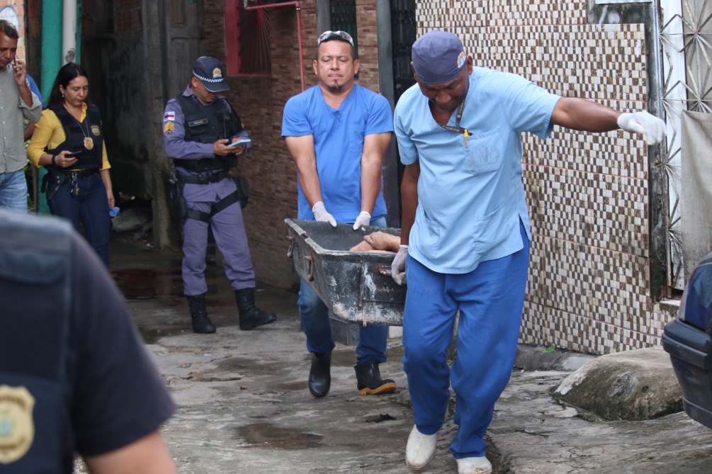 Homem é encurralado e executado por pistoleiros em beco de Manaus