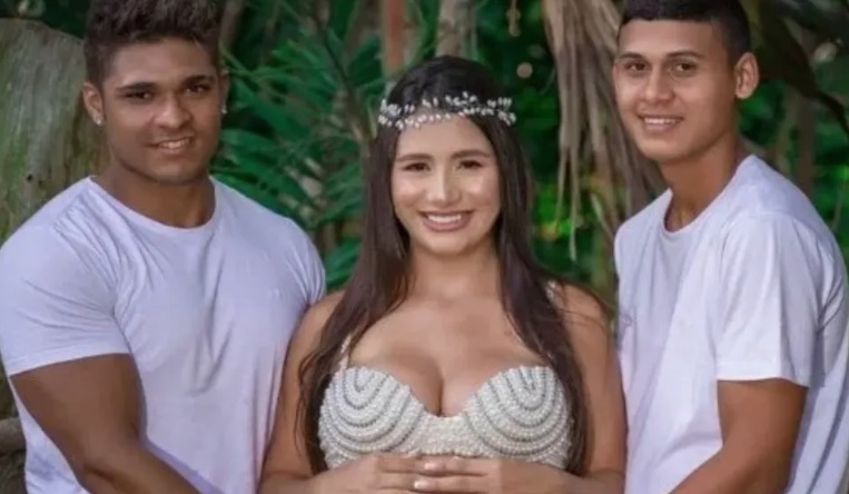 Influenciadora que vive com dois homens é impedida por lei de oficializar casamento
