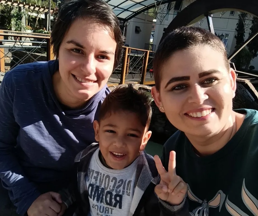 Filho de duas mães, menino morto em ataque a creche foi adotado há um ano