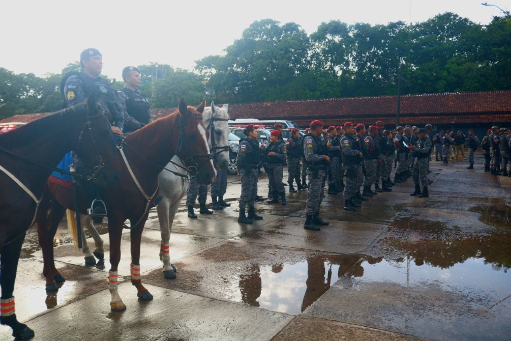 Homens são presos com drogas e simulacro de fuzil durante operação em Manaus