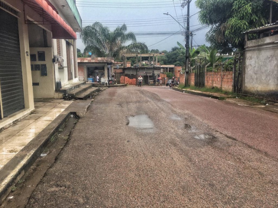 Homem reage a assalto com vassouradas e acaba baleado em Manaus