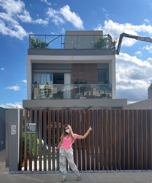 Lexa mostra mansão nova com elevador, após polêmica com casa de Guimê