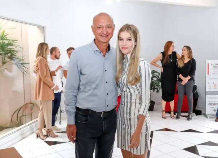 Aos 65, prefeito se casa com adolescente de 16 e nomeia sogra secretária