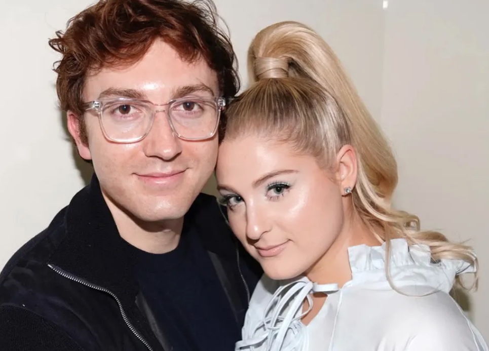 Meghan Trainor dá detalhes de dor no sexo por causa de vaginismo e pênis grande do marido: 'aperto'