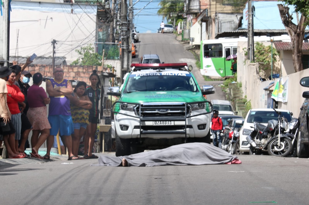 Homem é assassinado na frente da filha ao levar criança para escola em Manaus