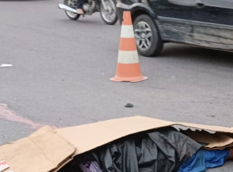 Entregador de gás morre ao colidir com caminhão que fazia manobra perigosa em Manaus