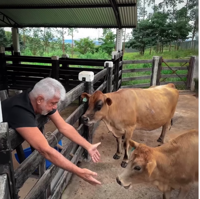Lulu Santos completa 70 anos e ganha declaração do marido:  'sorte de caminharmos juntos'