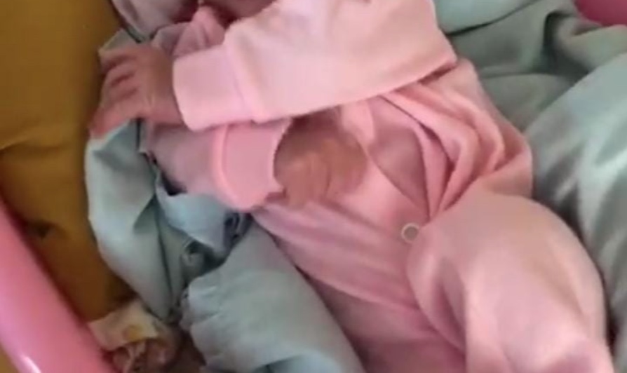 Mulher abandona recém-nascida com 4 dias de vida em calçada em Manaus