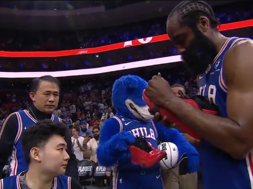 Vítima de atentado em universidade recebe Harden e ganha tênis de jogo histórico