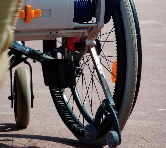 Mulher com deficiência contrata profissional aos 43 anos para fazer sexo pela 1ª vez