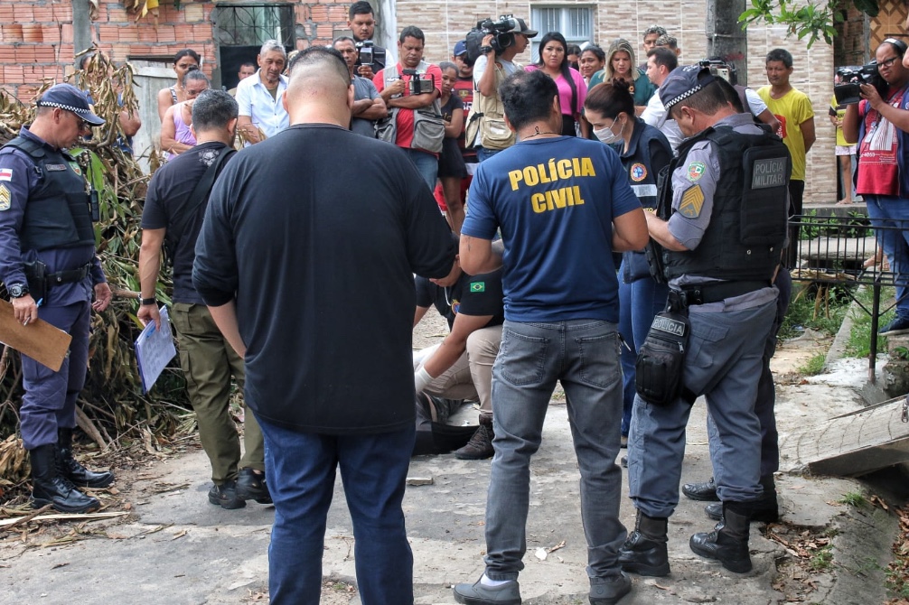 Homem é perseguido e executado por criminosos em beco de Manaus